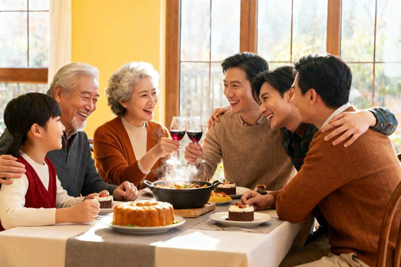 家庭聚餐欢庆时刻图片