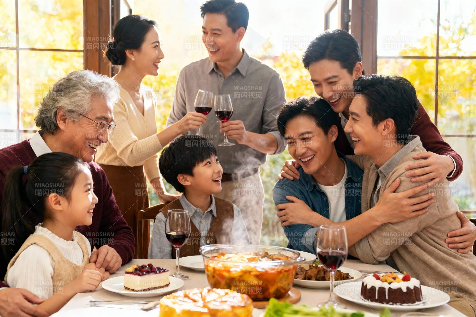 家庭聚餐欢庆时刻图片