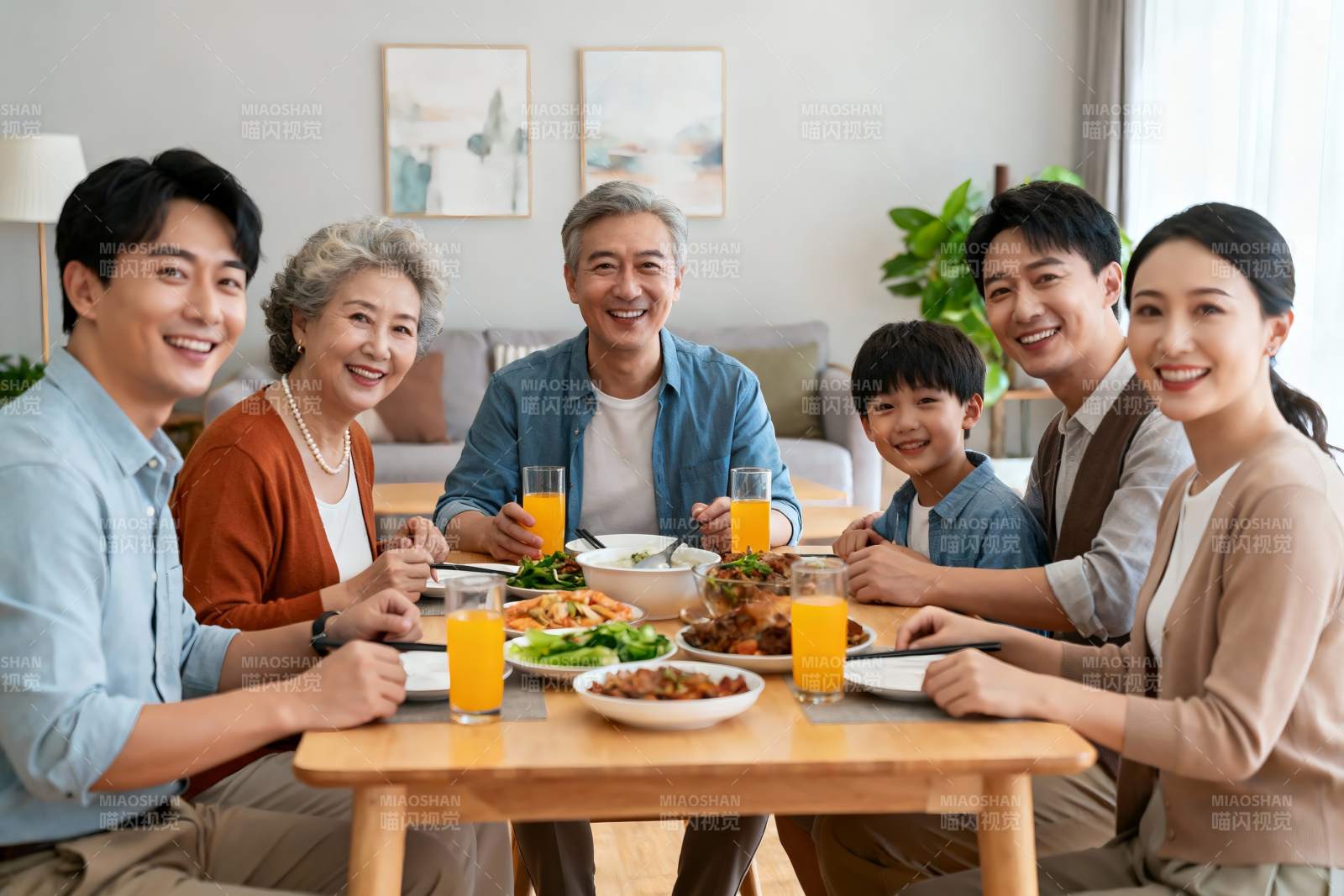 三代同堂家庭聚餐温馨场景图片