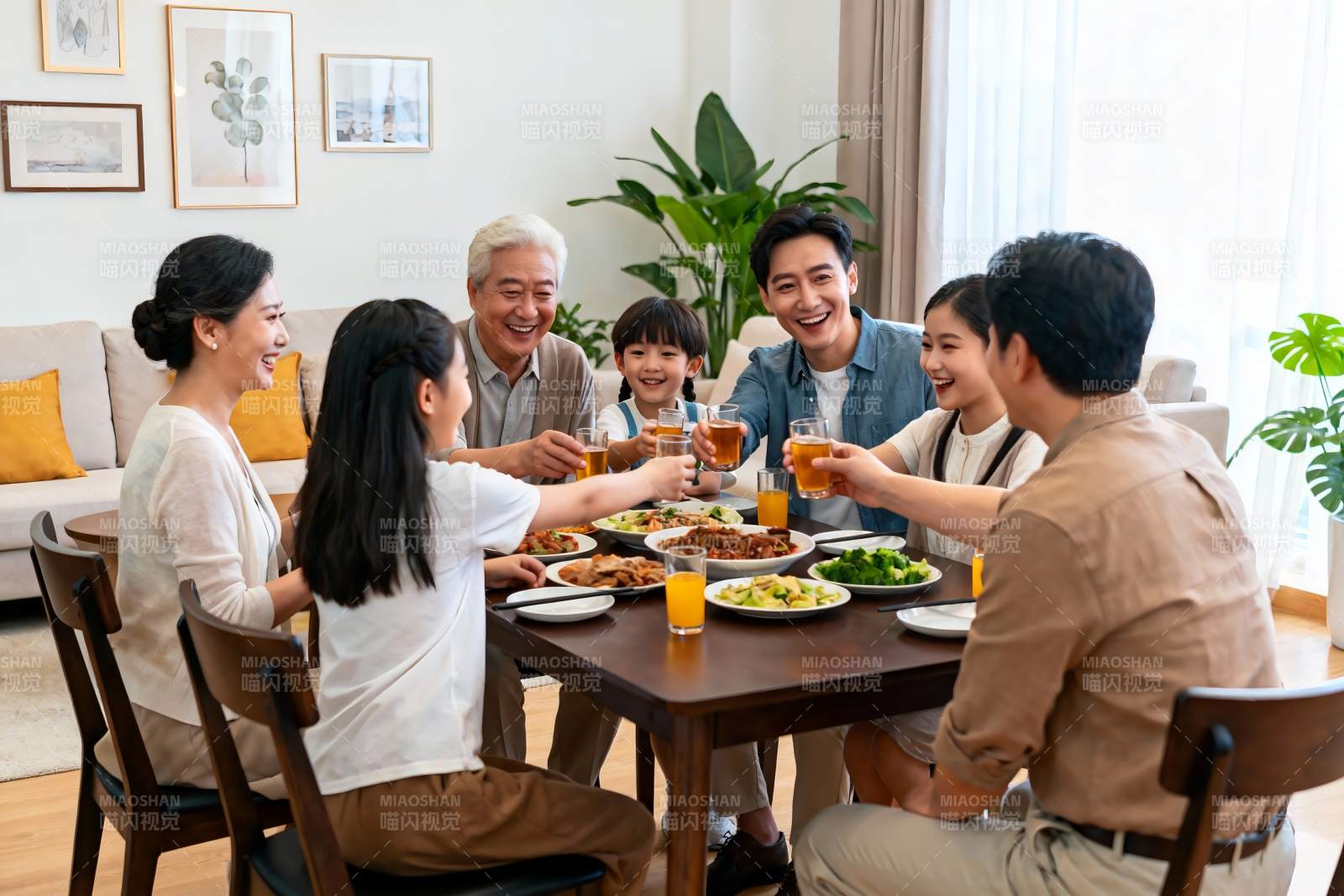 三代同堂家庭聚餐其乐融融图片