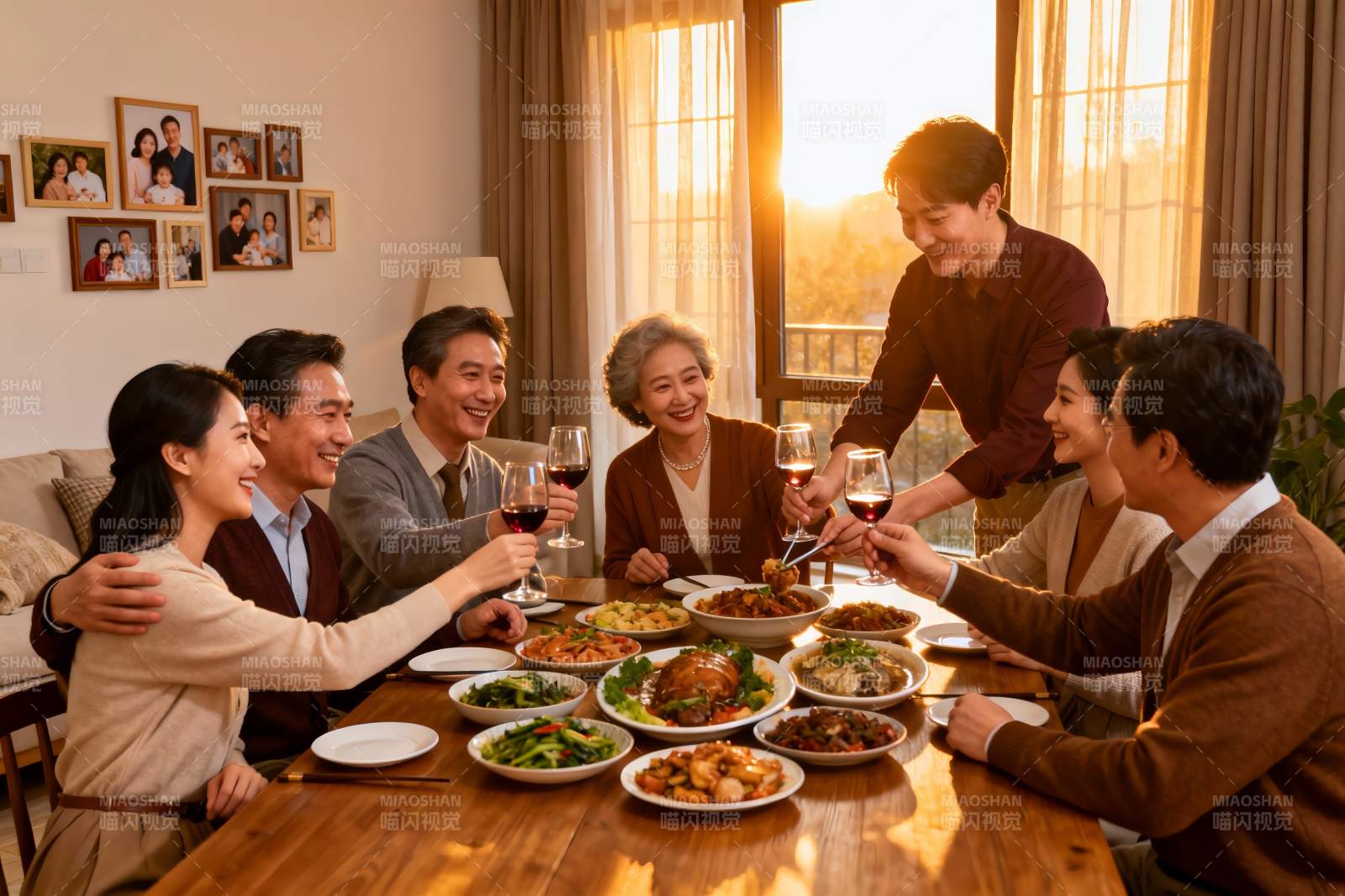 家庭聚餐欢庆时刻图片