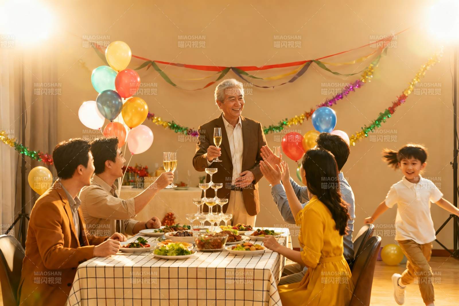 家庭聚会欢庆场景图片