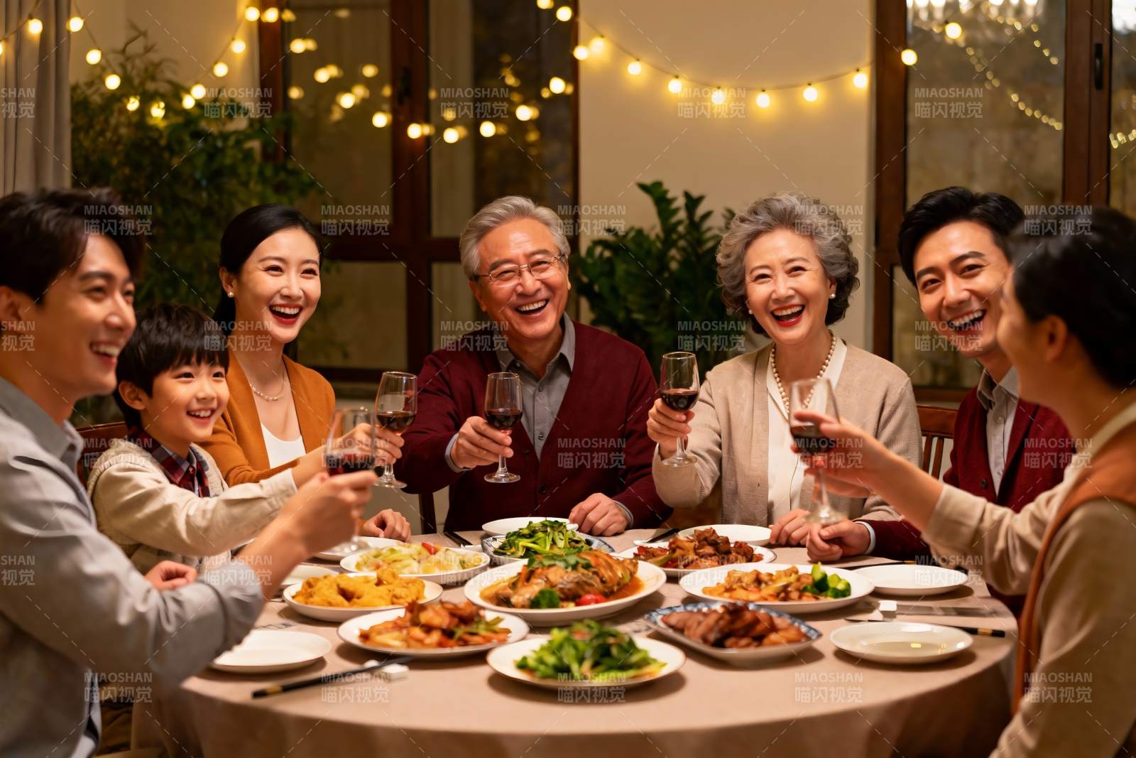 三代同堂家庭聚餐温馨场景图片