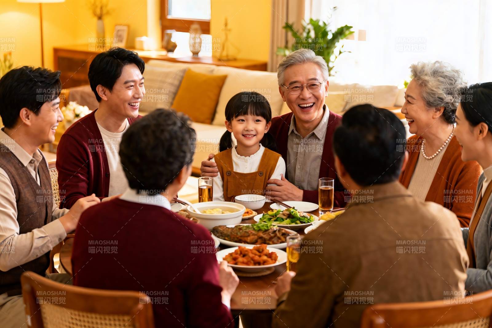 三代同堂家庭聚餐其乐融融图片