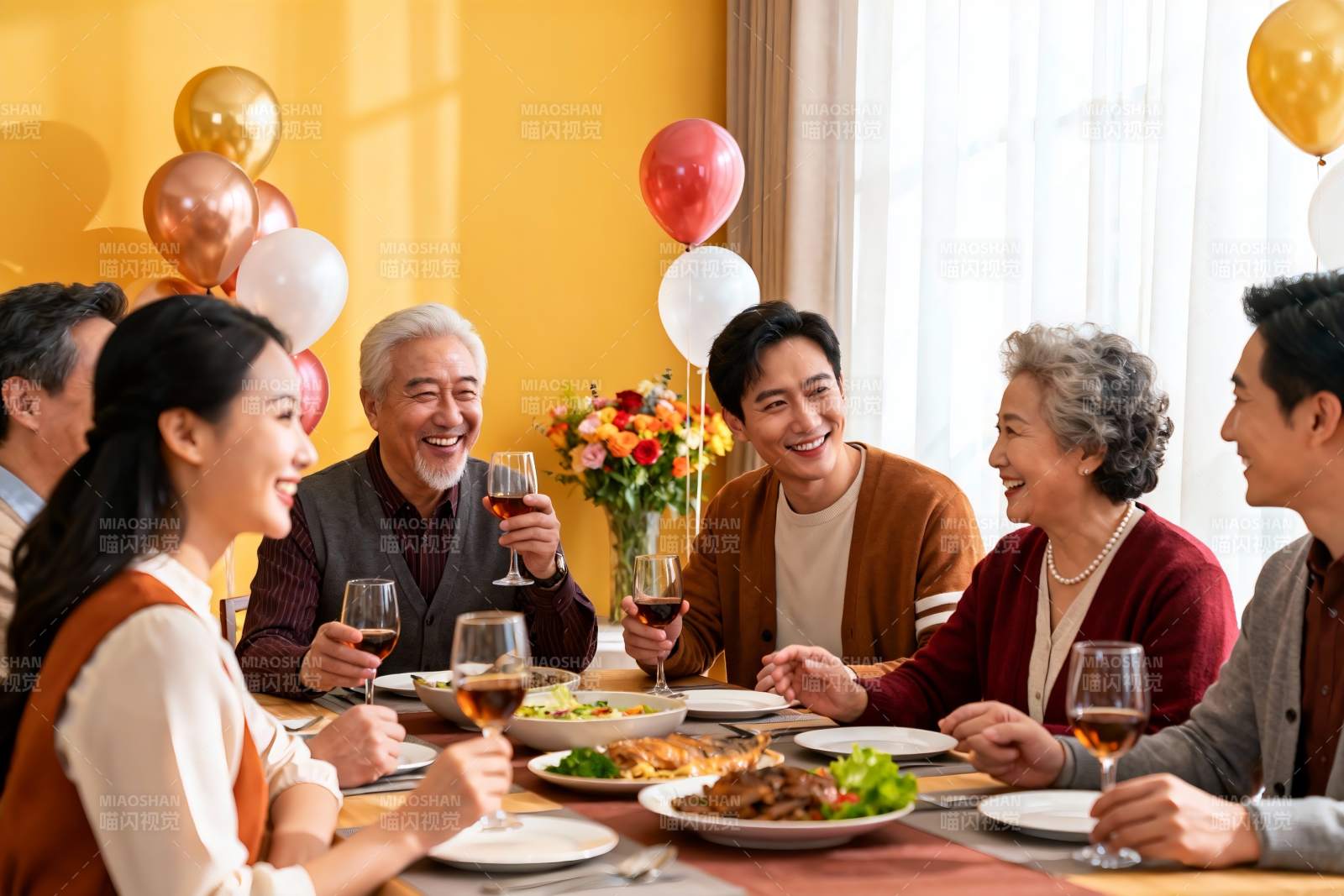 家庭聚餐欢庆时刻图片