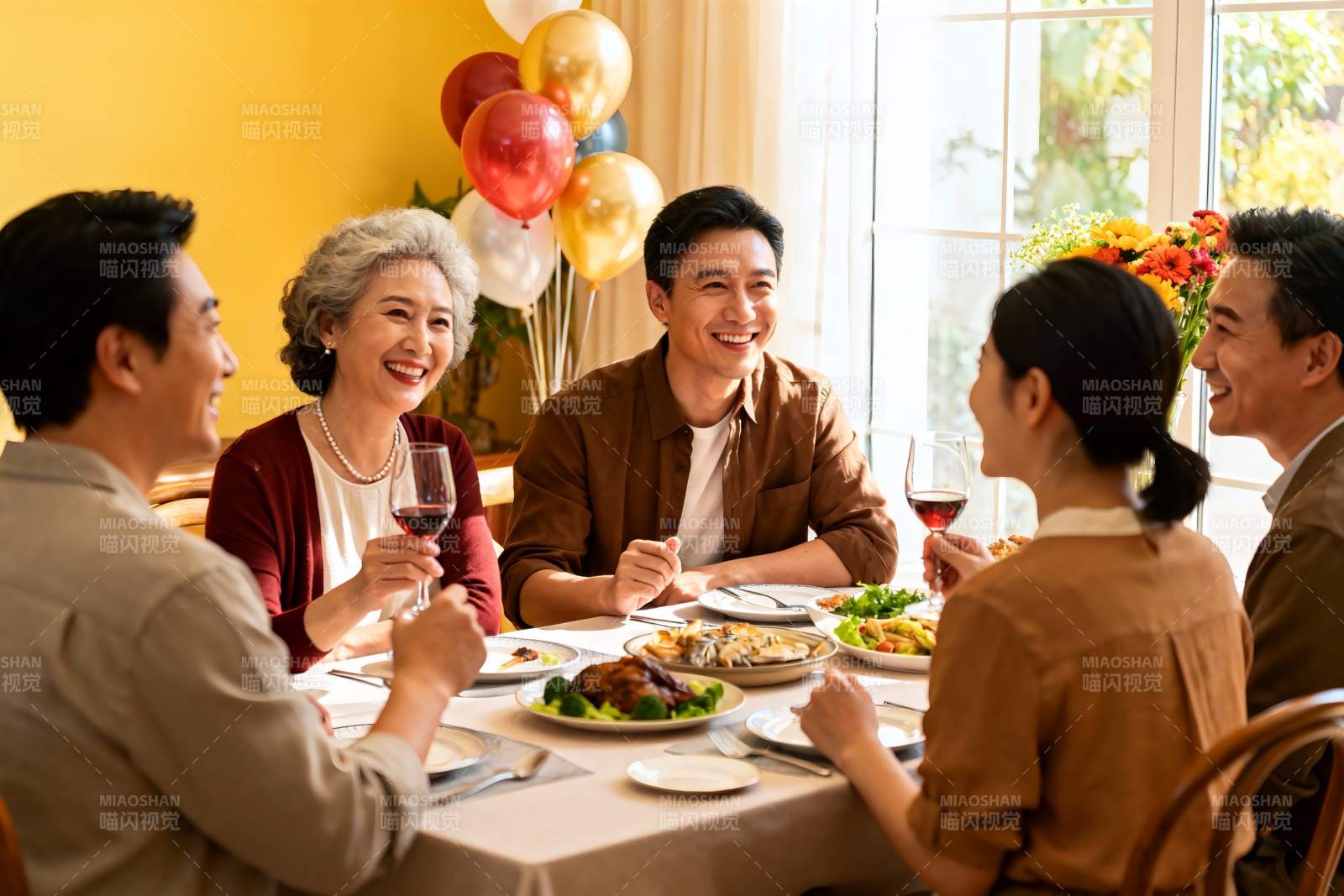 家庭聚餐欢笑场景图片