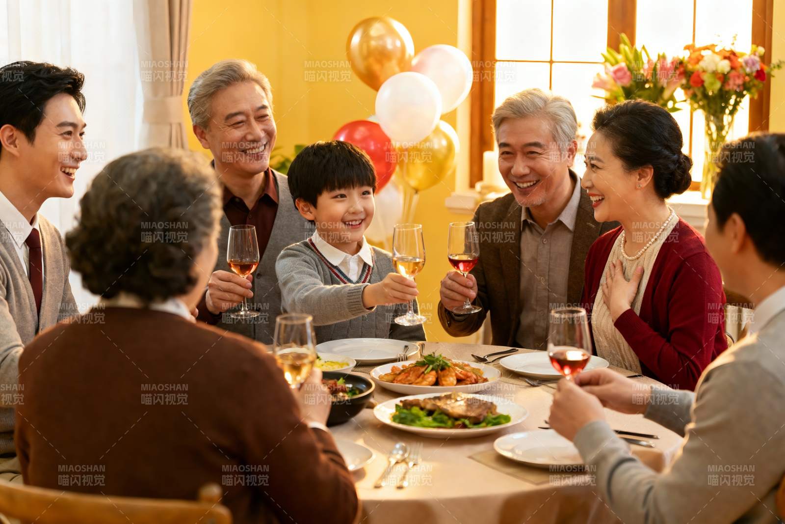 三代同堂家庭聚餐温馨场景图片