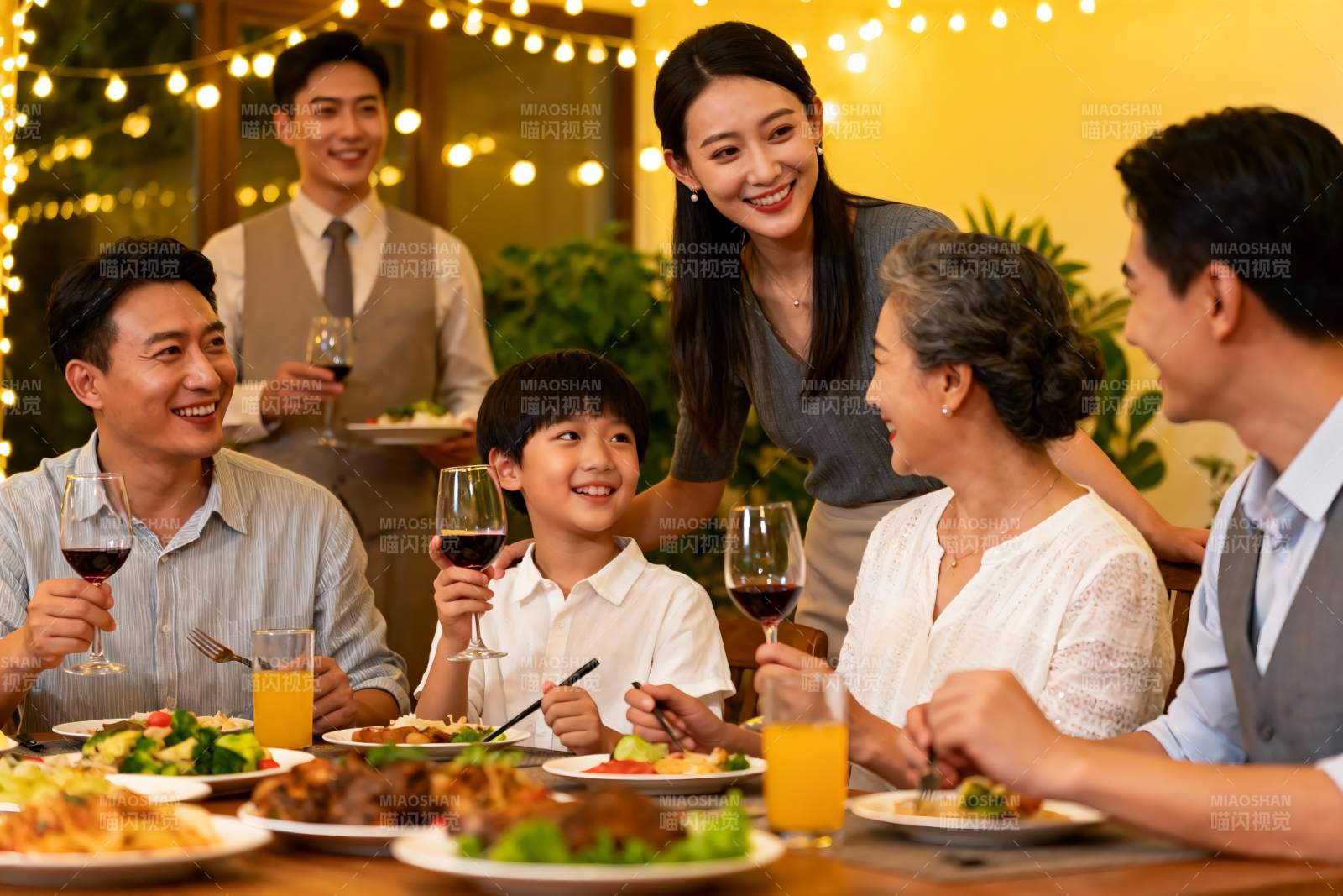 温馨家庭聚餐欢庆时刻图片