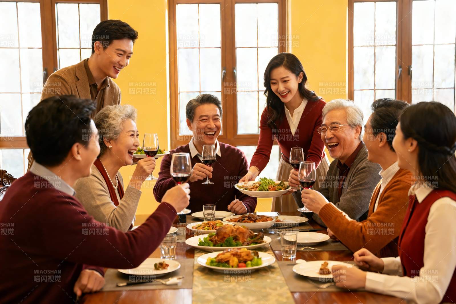 家庭聚餐欢庆时刻图片