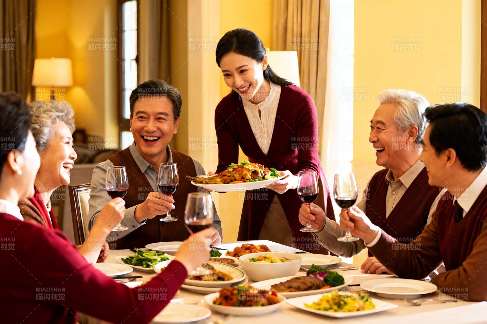 家庭聚餐欢庆时刻图片