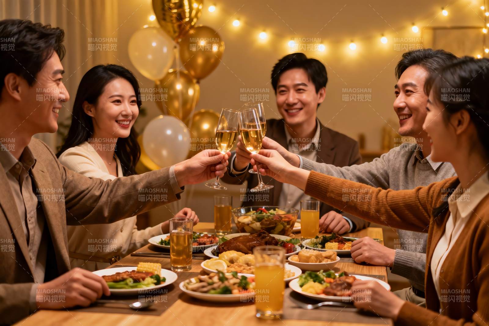 朋友聚餐举杯欢庆图片