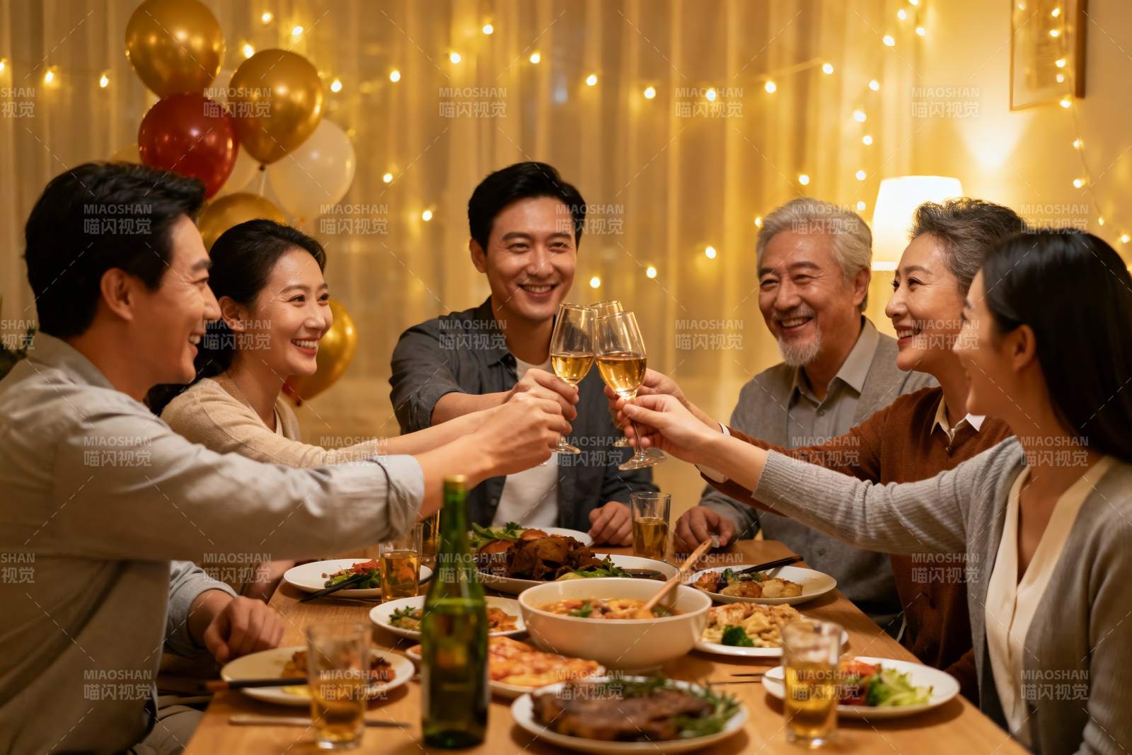 家庭聚餐欢庆时刻图片