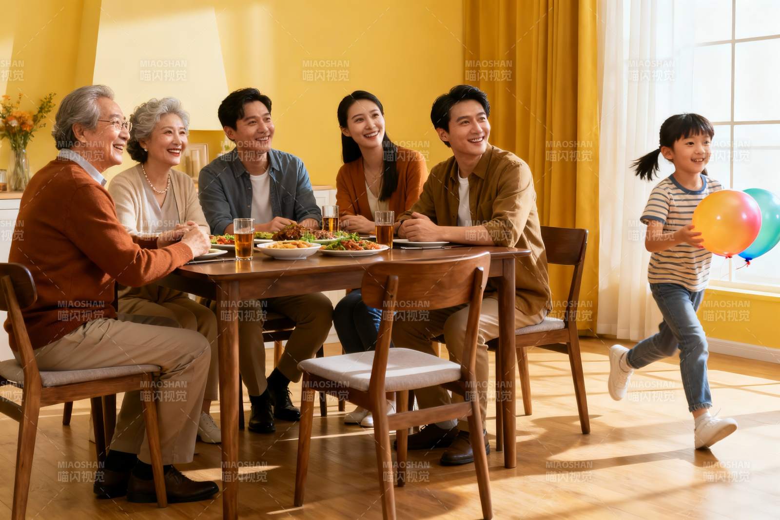 三代同堂家庭聚餐温馨场景图片