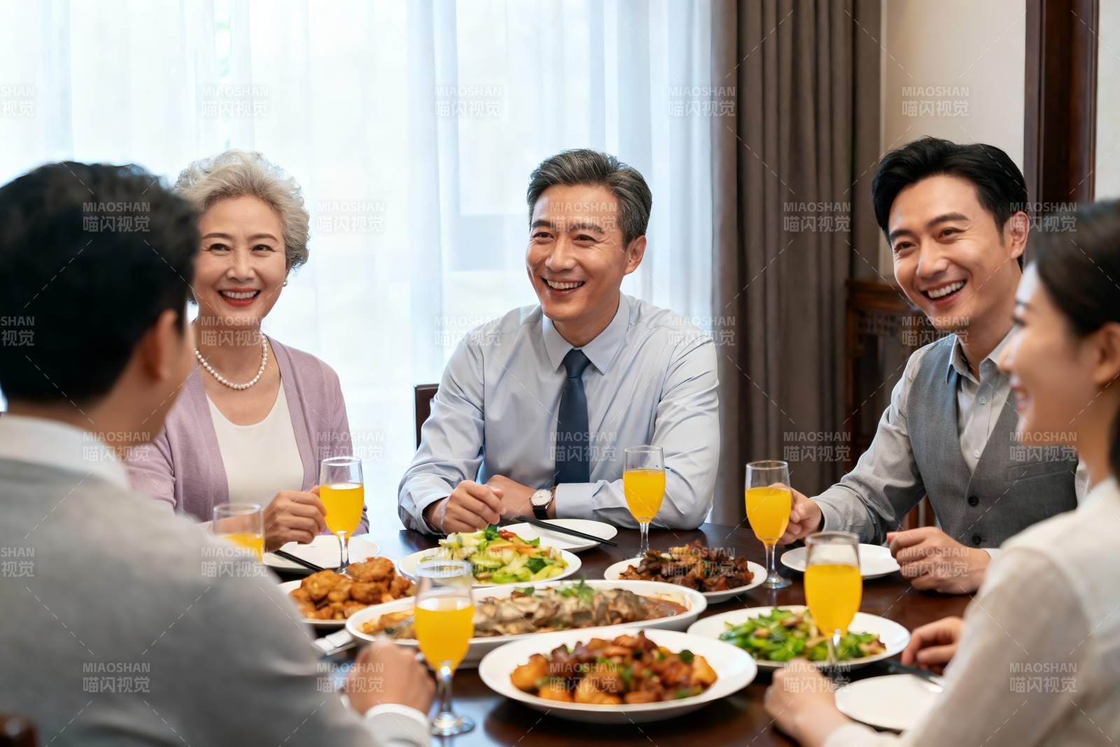 家庭聚餐欢笑场景图片