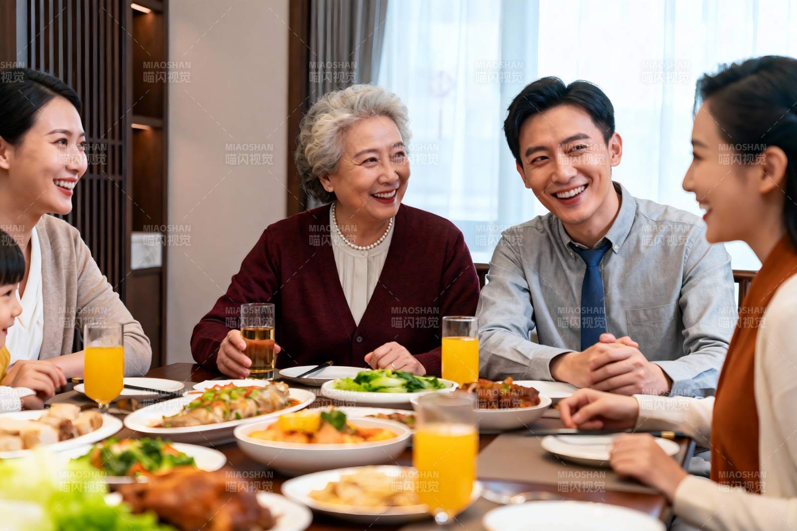 三代同堂家庭聚餐其乐融融图片