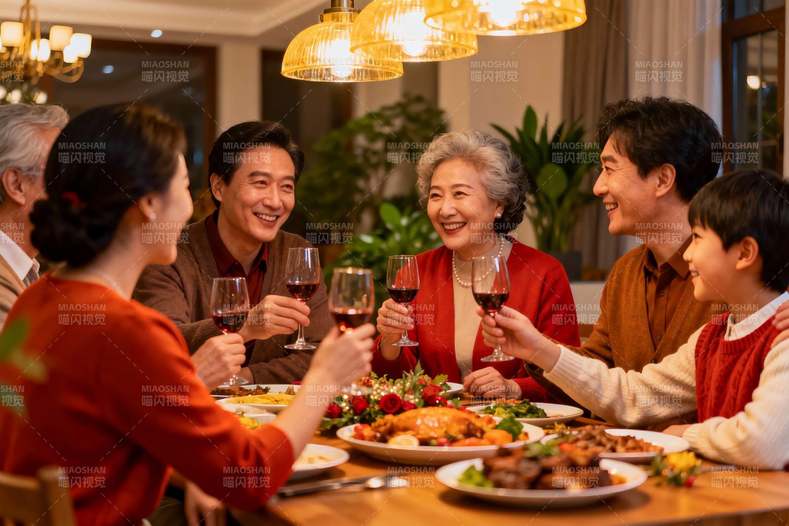 家庭聚餐欢庆时刻图片