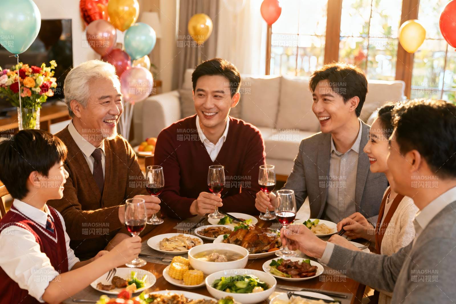 家庭聚餐欢庆时刻图片