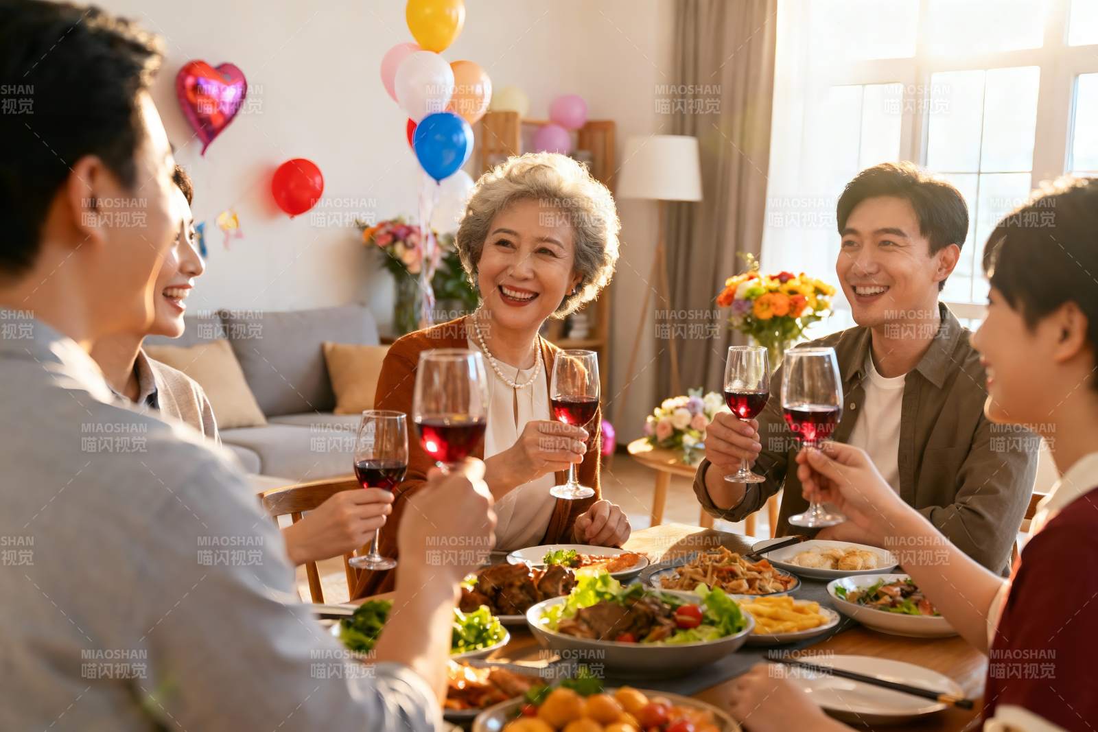 家庭聚餐欢庆时刻图片