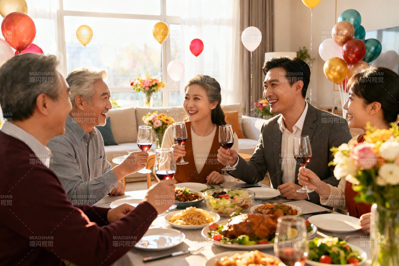 家庭聚餐欢庆时刻图片