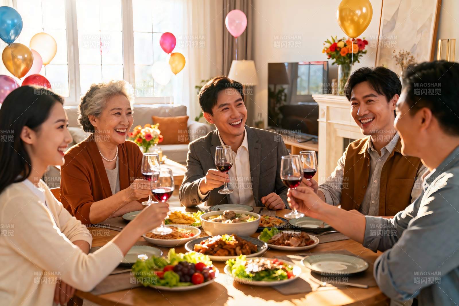 家庭聚餐欢庆时刻图片