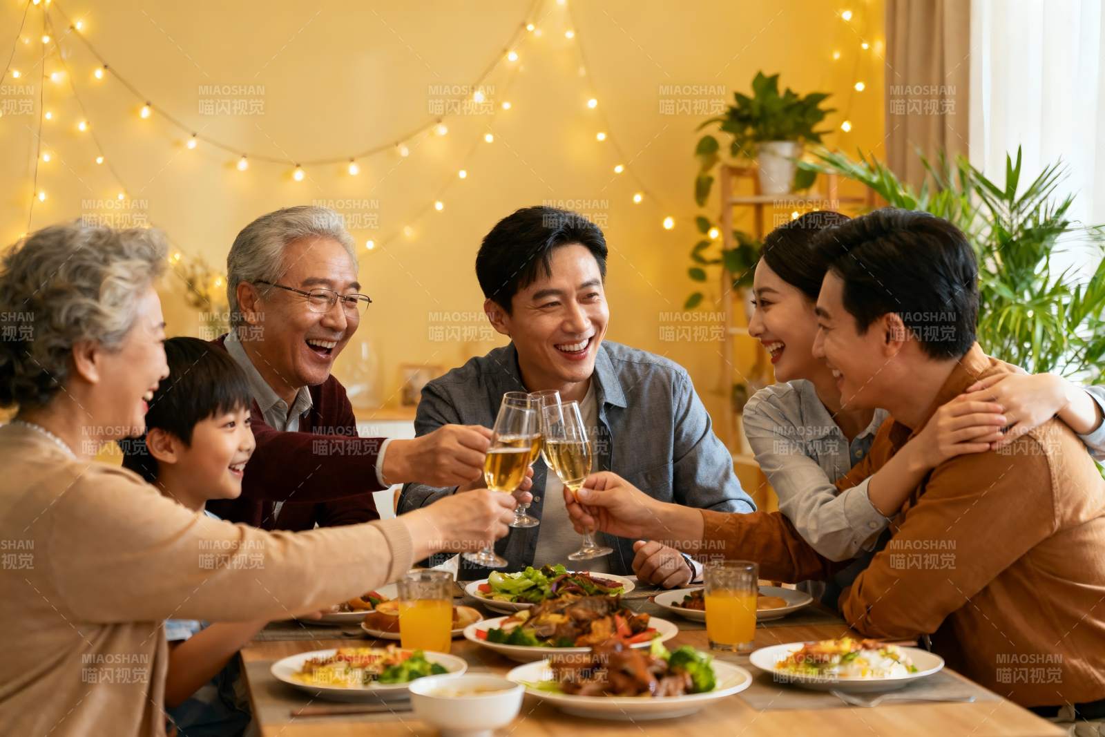 温馨家庭聚餐举杯欢庆图片