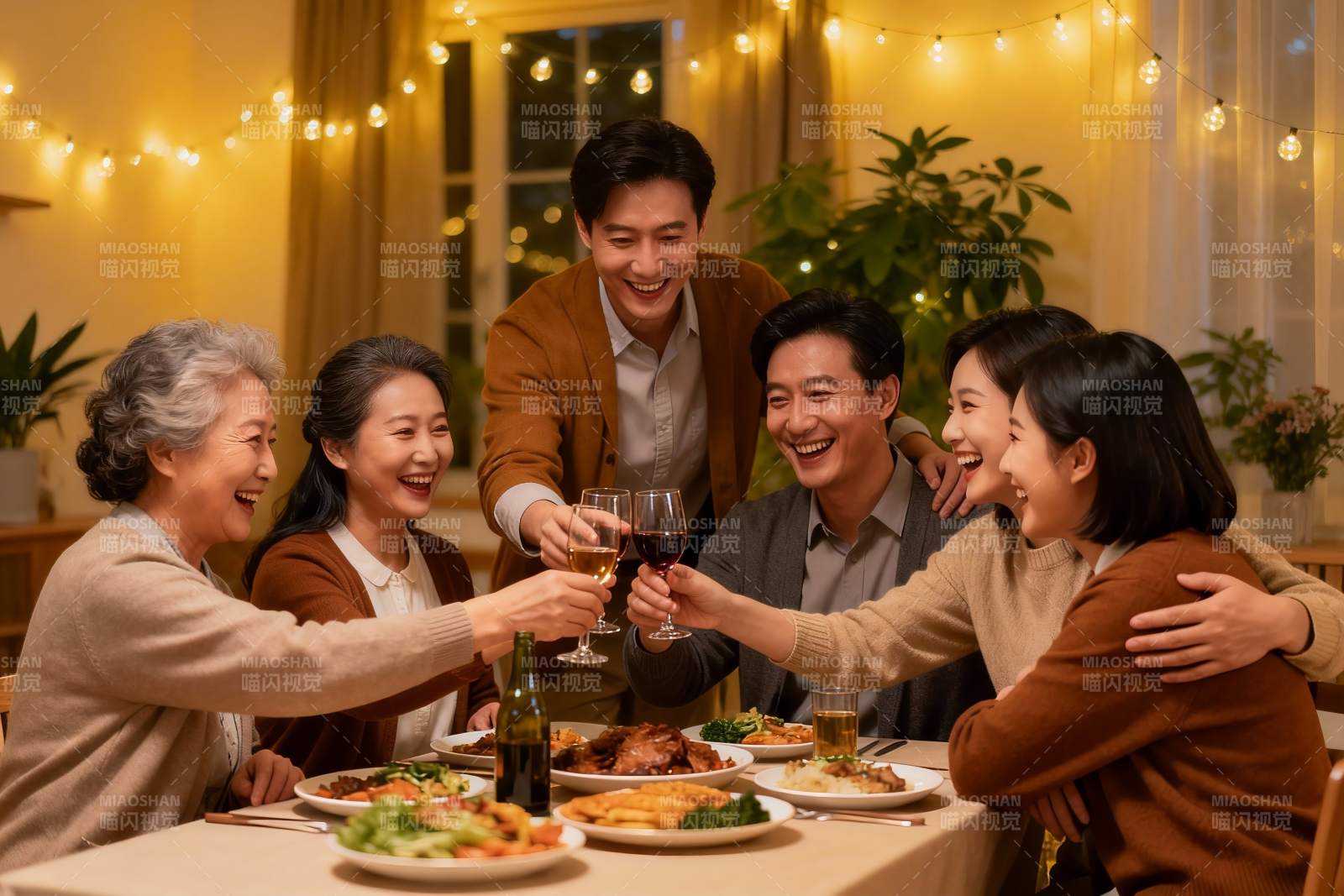 温馨家庭聚餐欢庆时刻图片