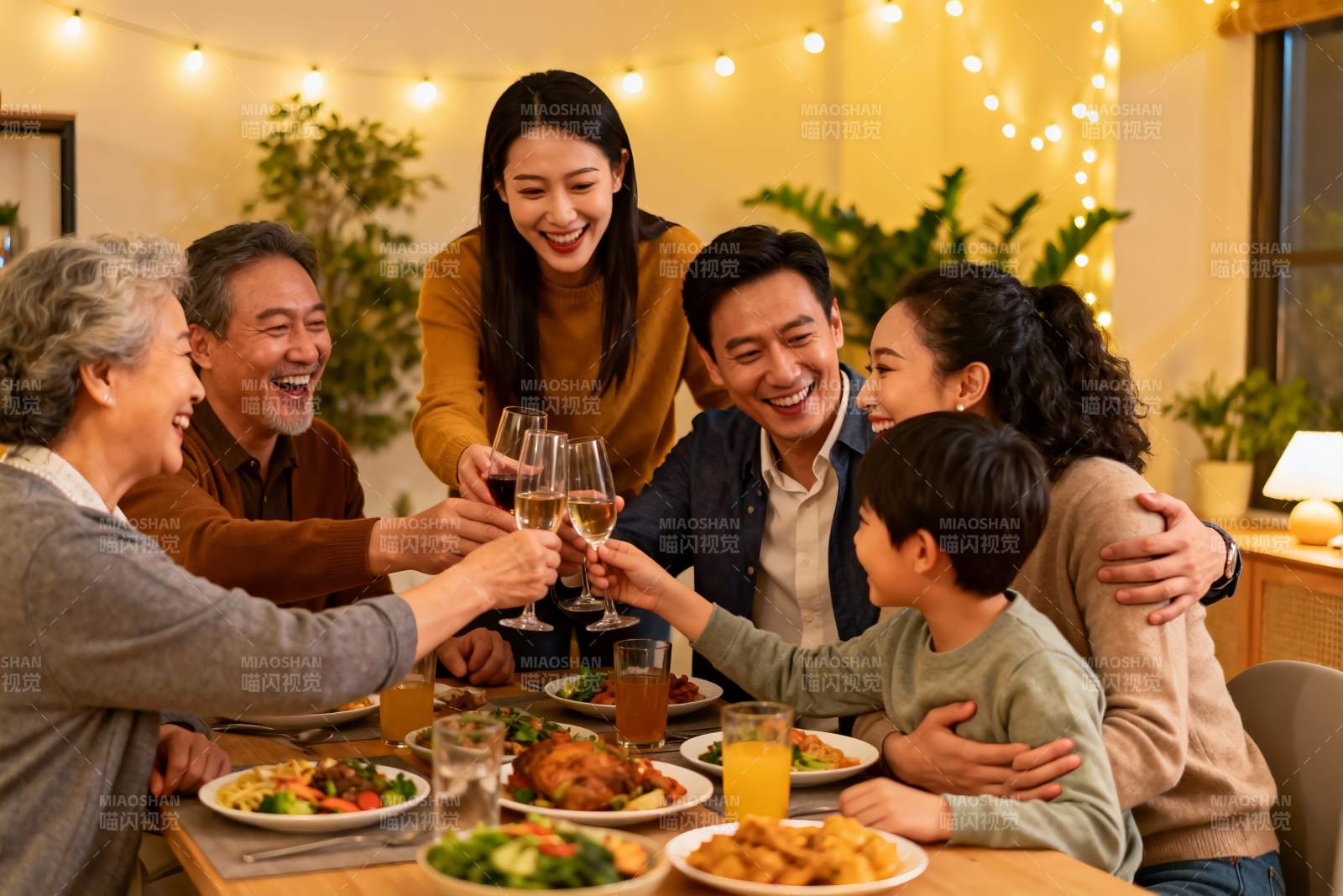 温馨家庭聚餐举杯欢庆图片