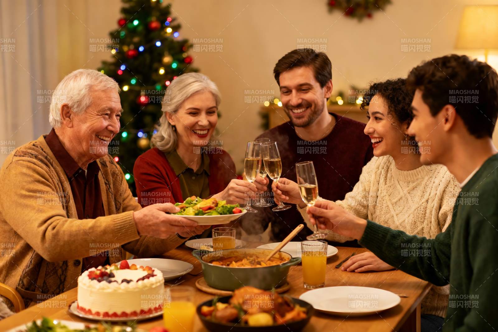 圣诞家庭聚餐欢庆时刻图片