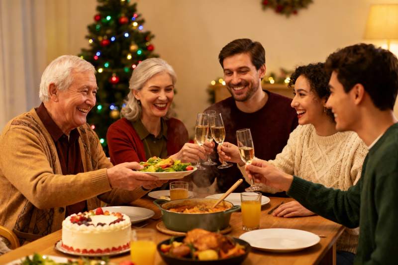 圣诞家庭聚餐欢庆时刻图片