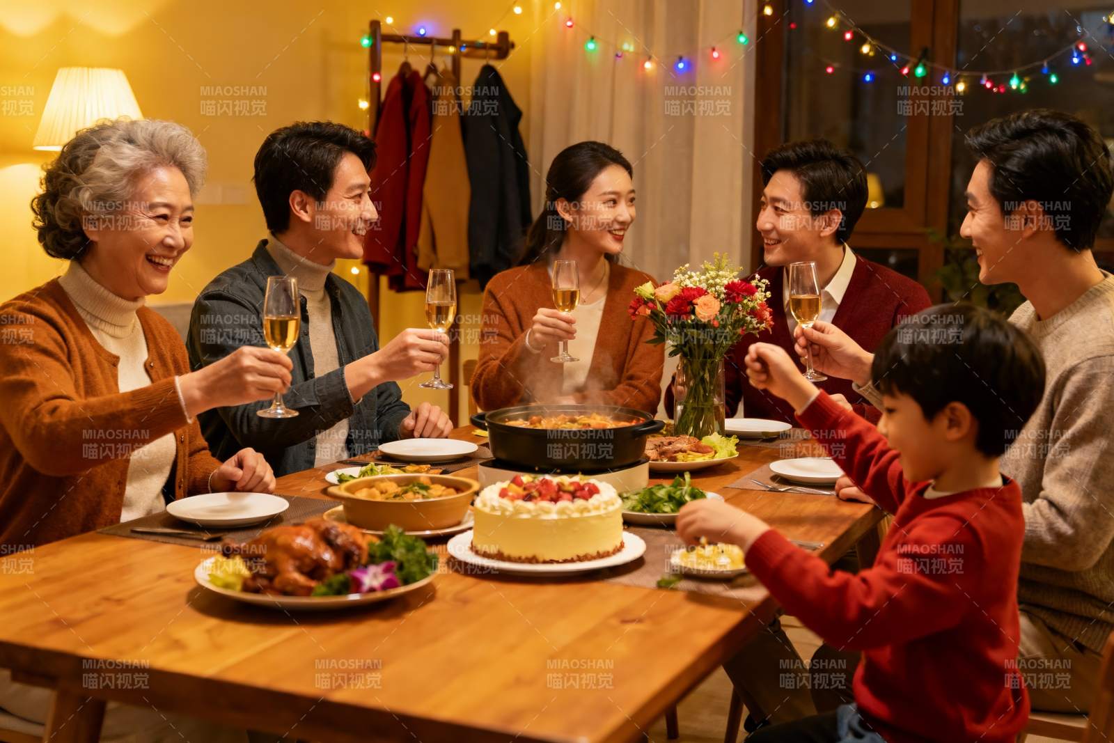温馨家庭聚餐欢庆时刻图片