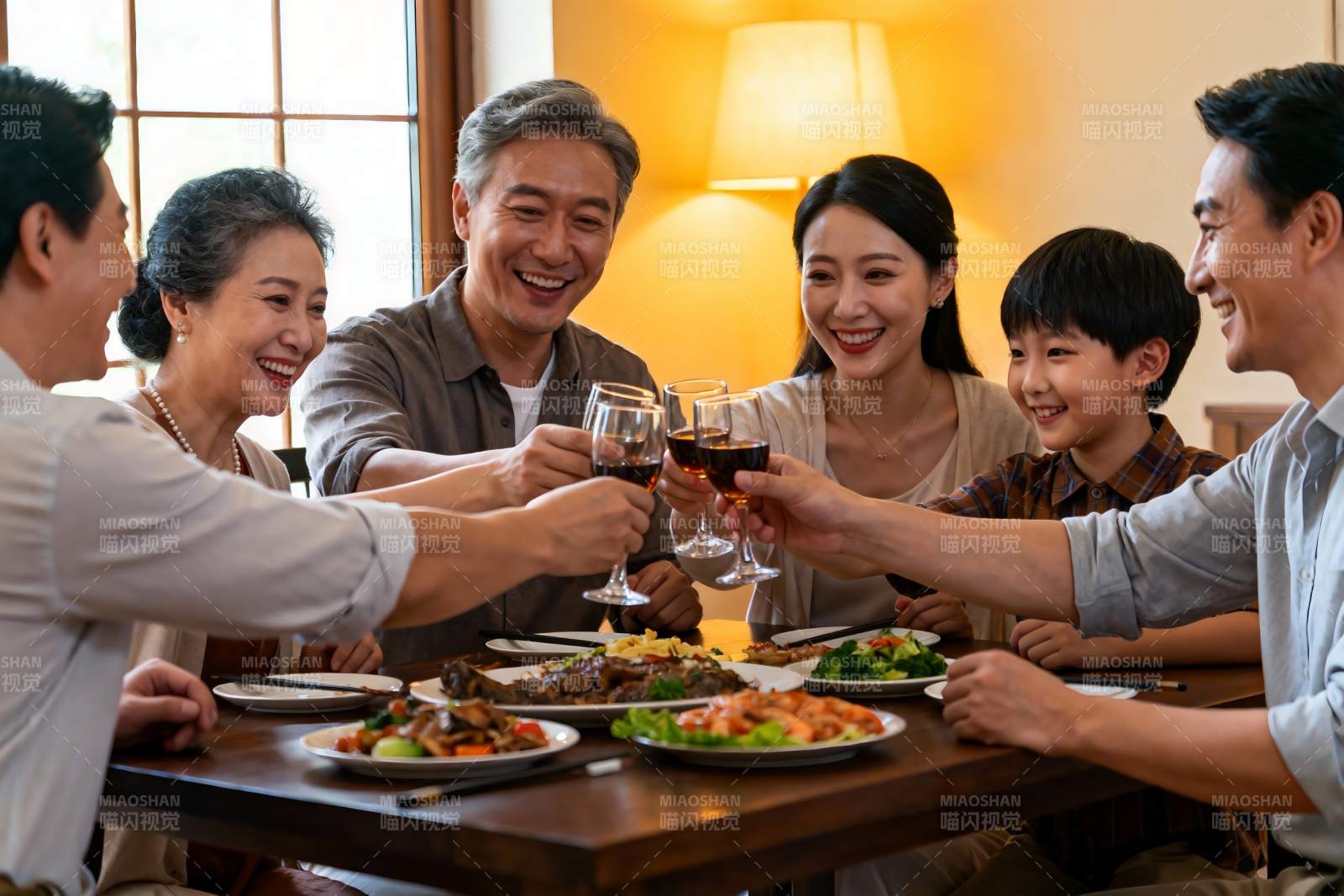 三代同堂家庭聚餐举杯欢庆图片