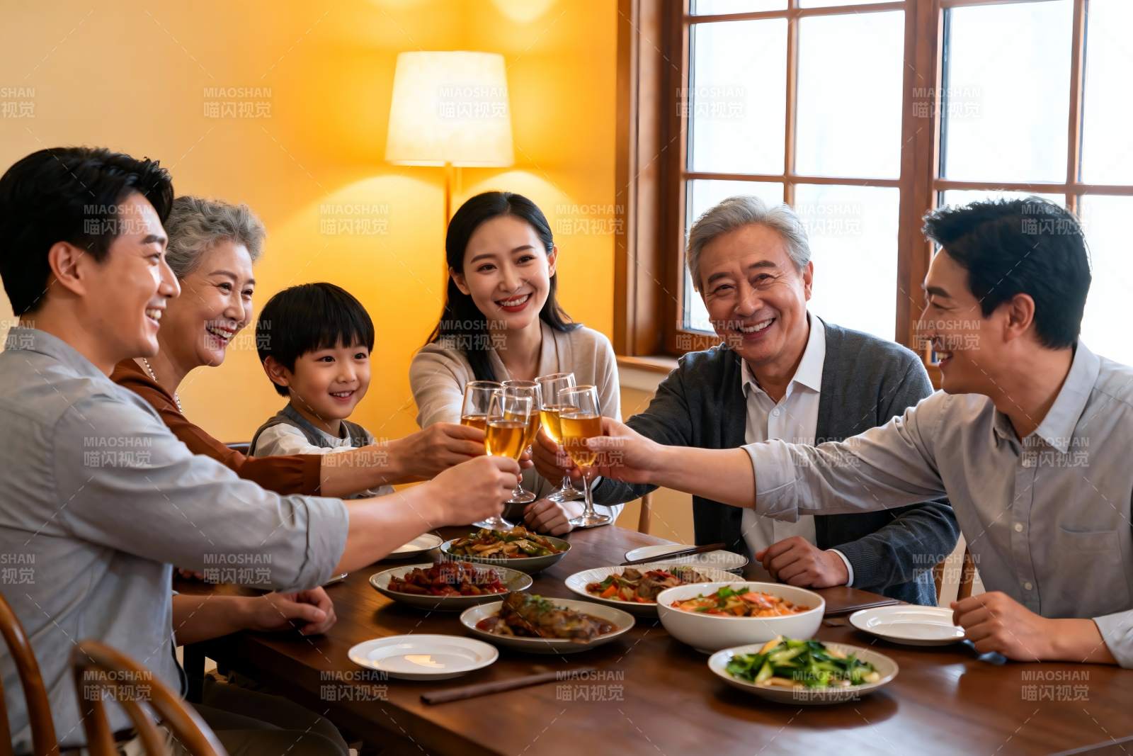 三代同堂家庭聚餐举杯欢庆图片