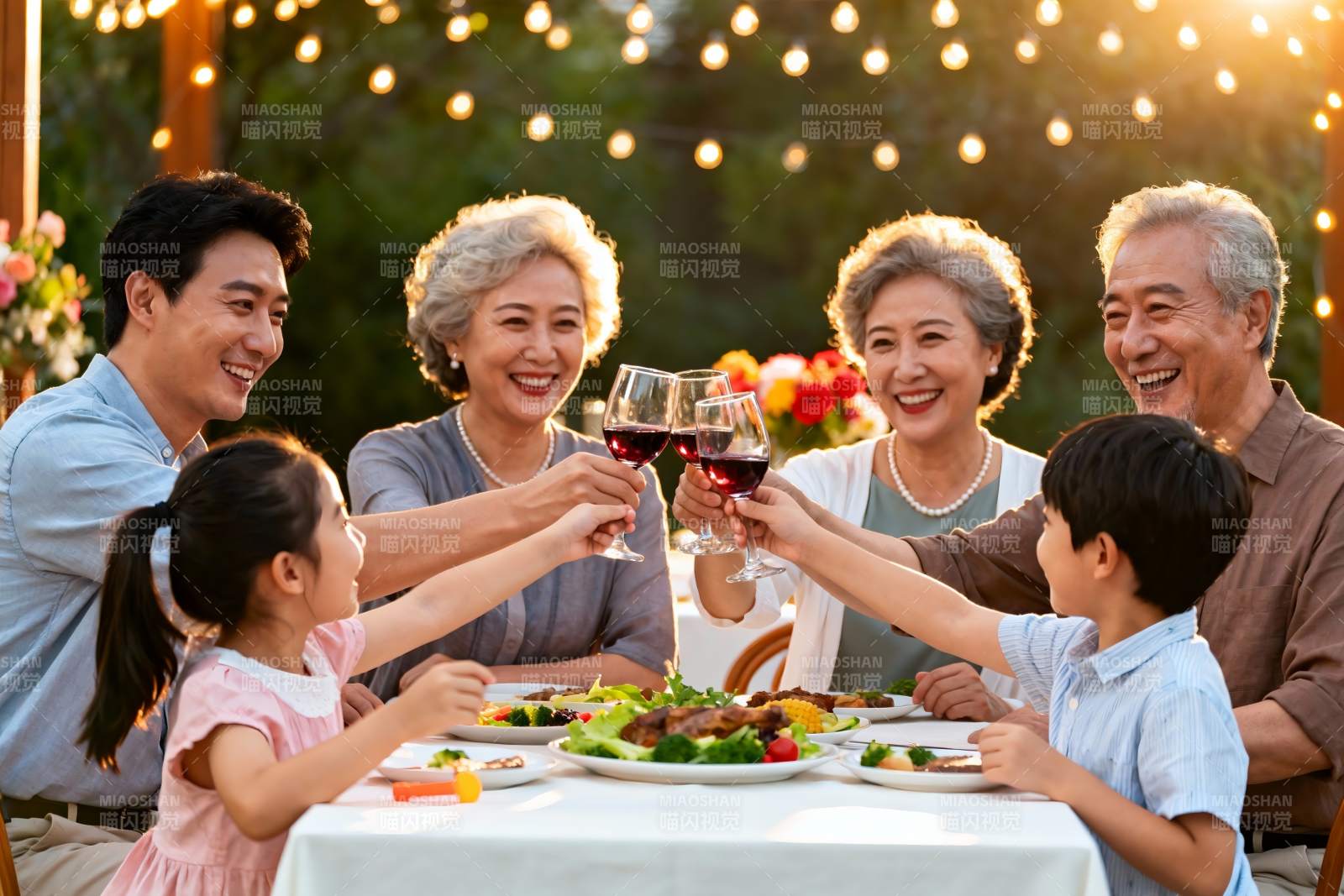 三代同堂户外聚餐举杯欢庆图片