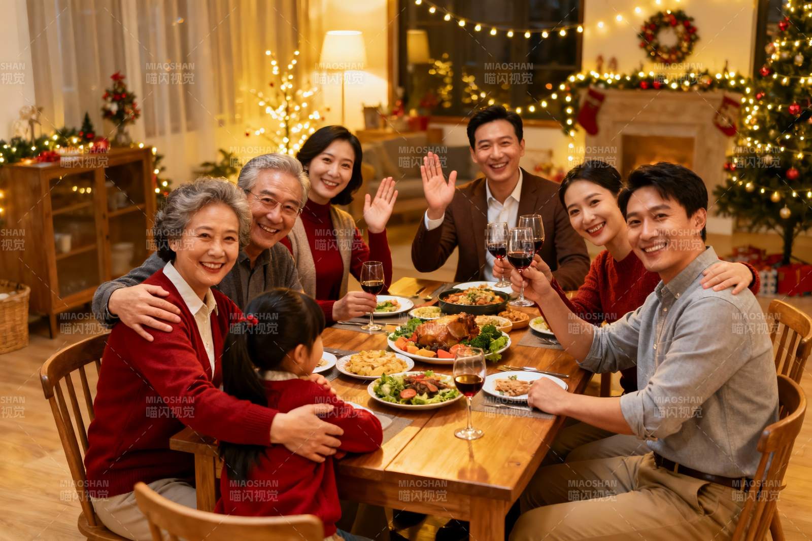 圣诞家庭聚餐温馨场景图片