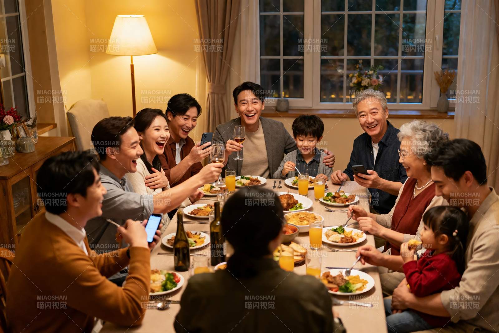 温馨家庭聚餐欢笑共享美食图片