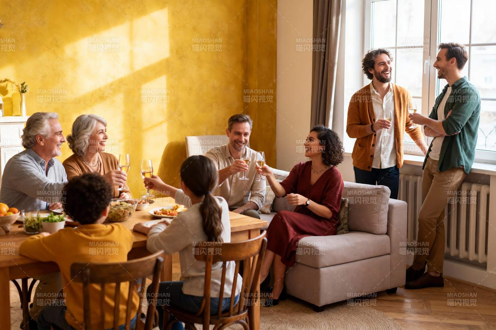 家庭聚会欢庆时刻图片