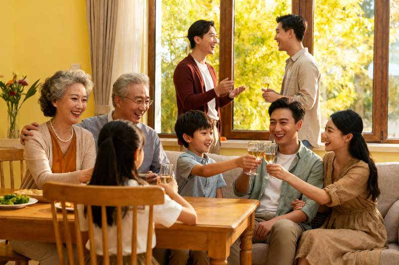 三代同堂家庭聚餐举杯欢庆图片