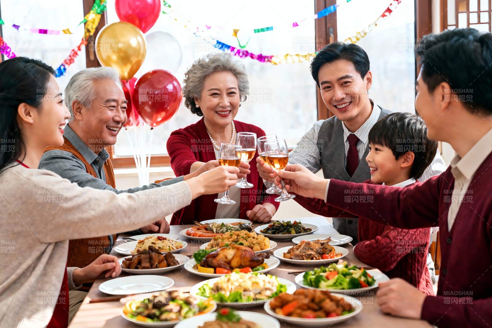 家庭聚餐欢庆时刻图片