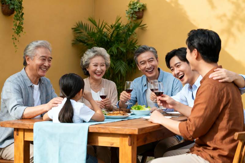 三代同堂户外聚餐欢笑图片