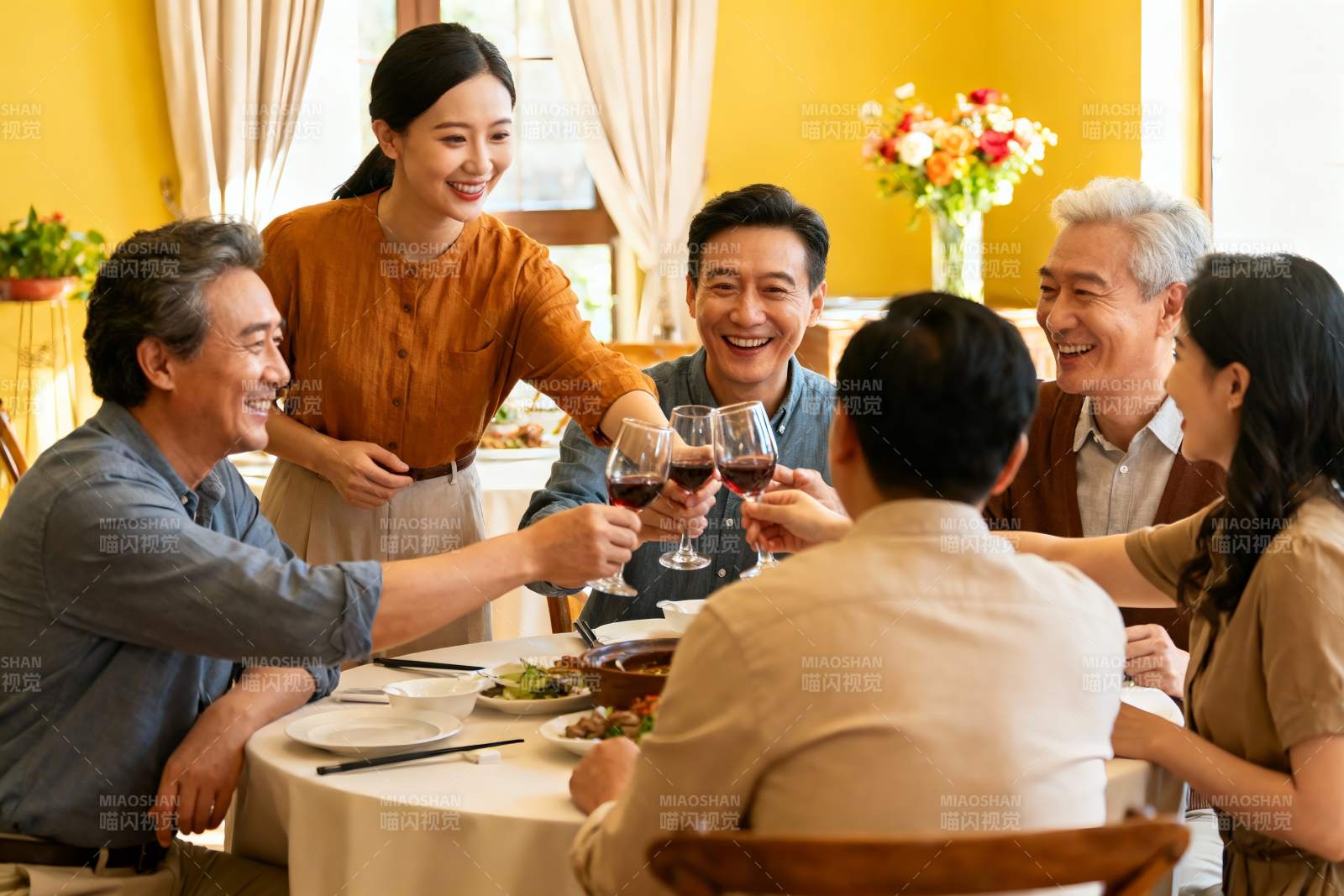 家庭聚餐欢庆时刻图片