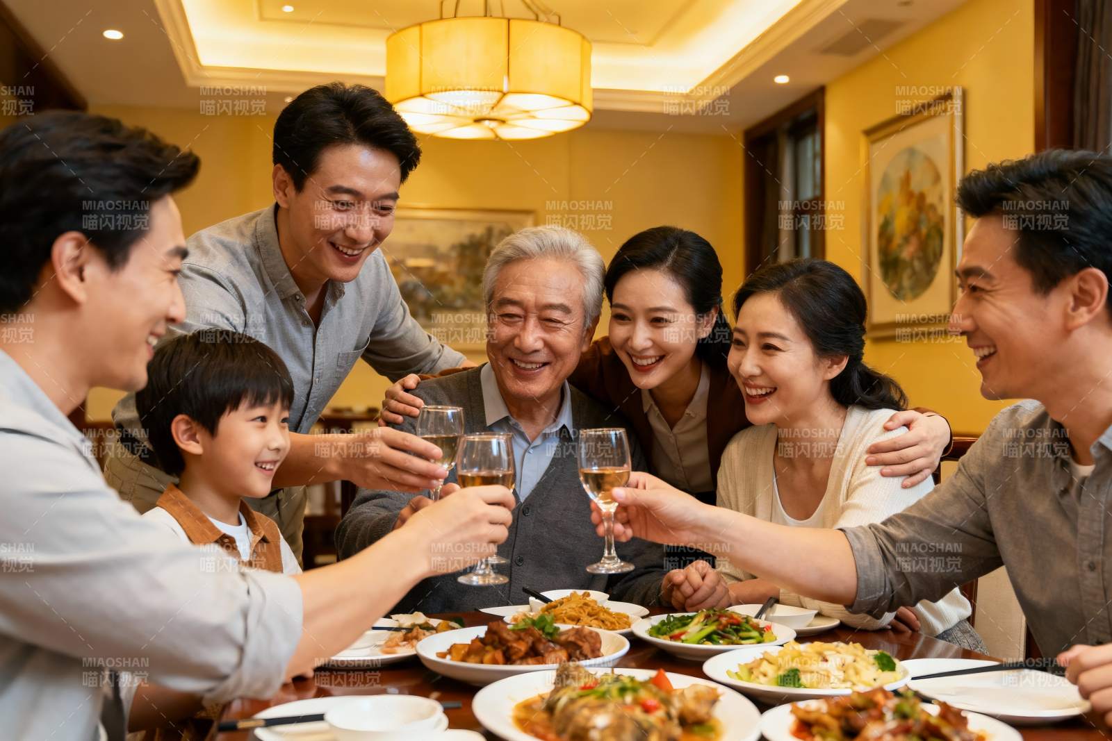 三代同堂家庭聚餐举杯欢庆图片