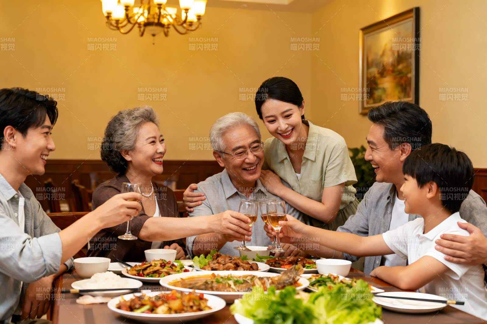 三代同堂家庭聚餐其乐融融图片