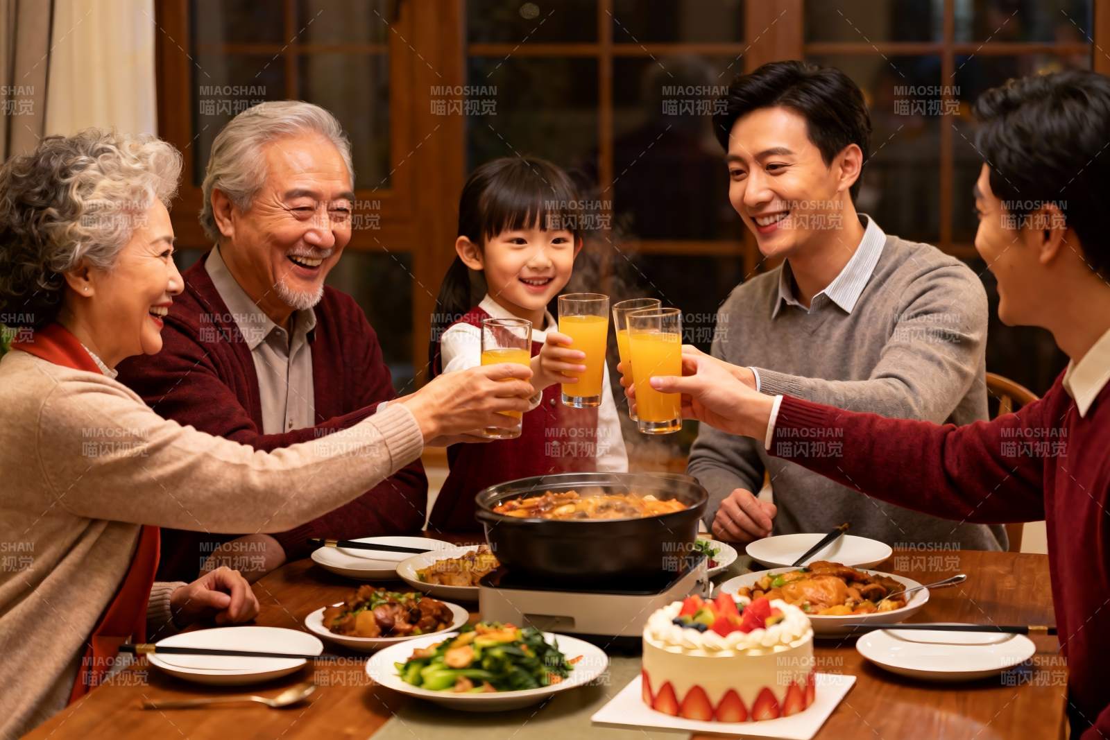 三代同堂家庭聚餐举杯欢庆图片