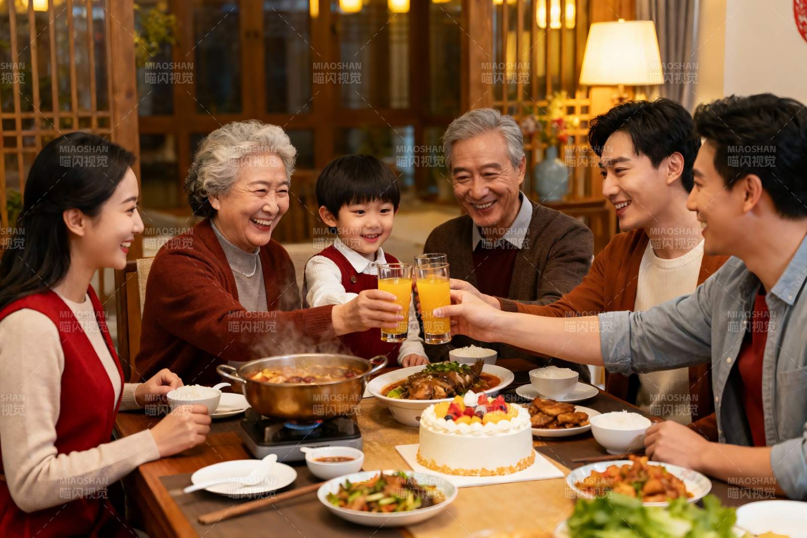 三代同堂家庭聚餐欢庆时刻图片