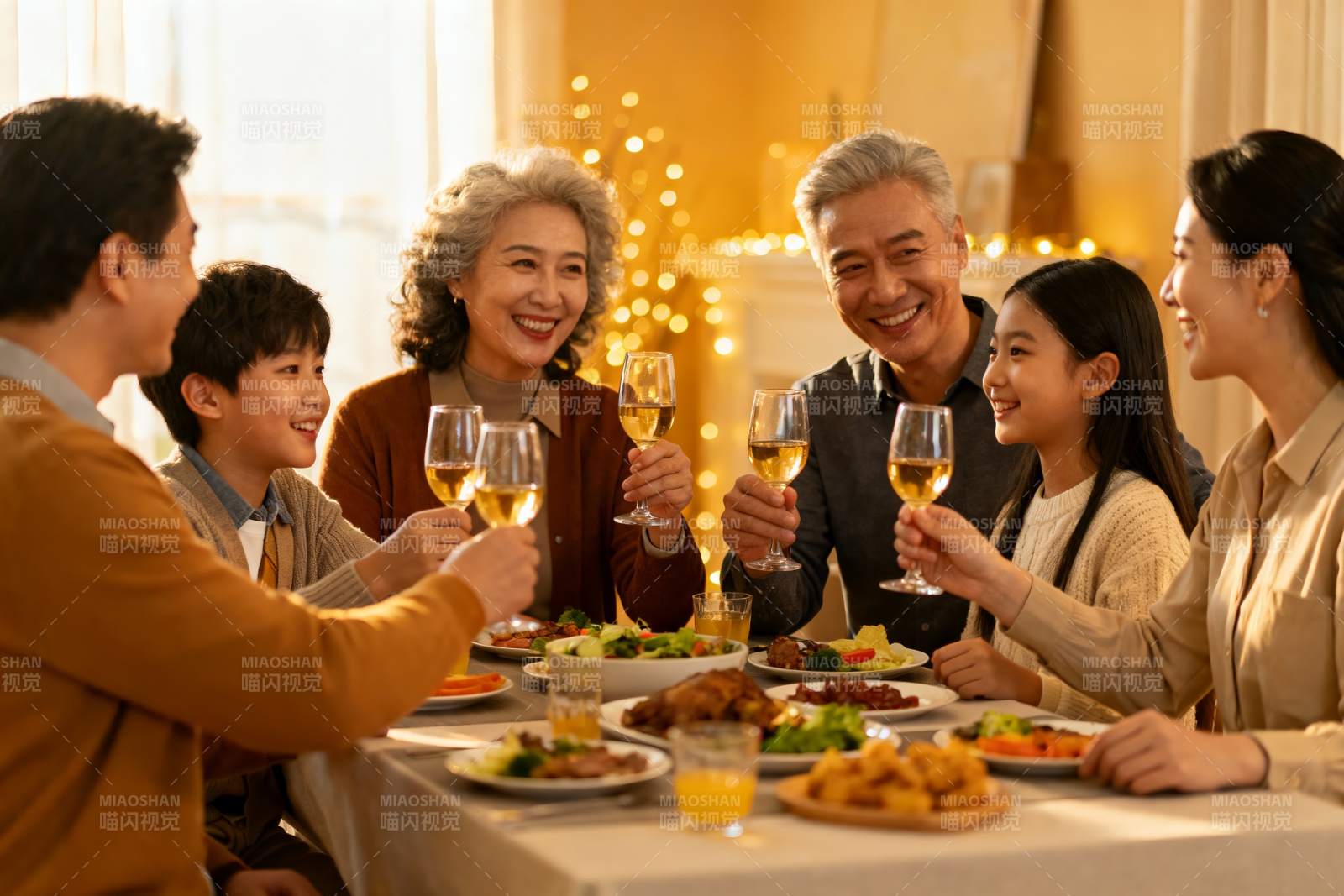 温馨家庭聚餐举杯欢庆图片