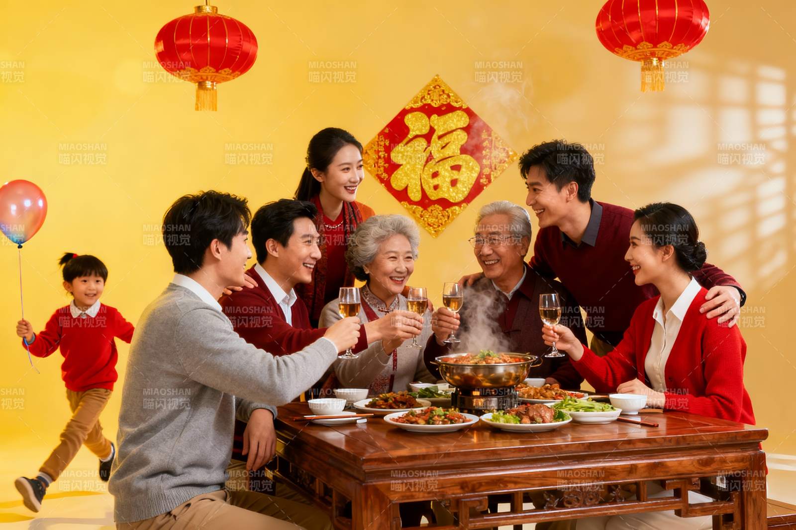 家庭聚餐欢庆节日温馨场景图片