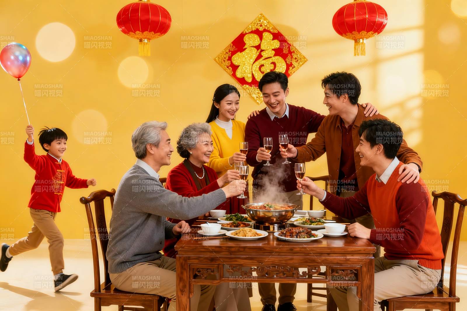 春节家庭聚餐欢庆团圆图片