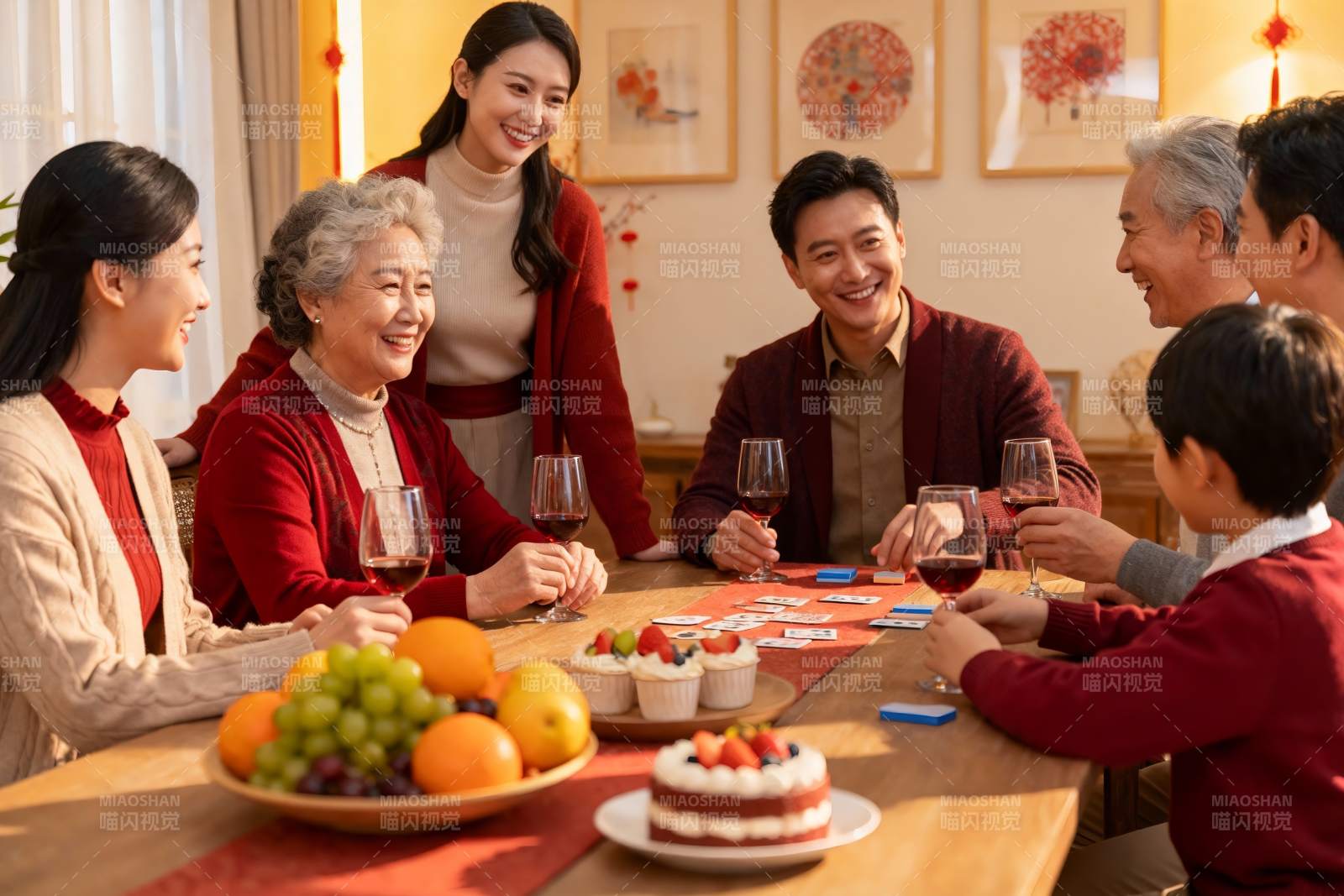 家庭聚餐欢庆时刻图片