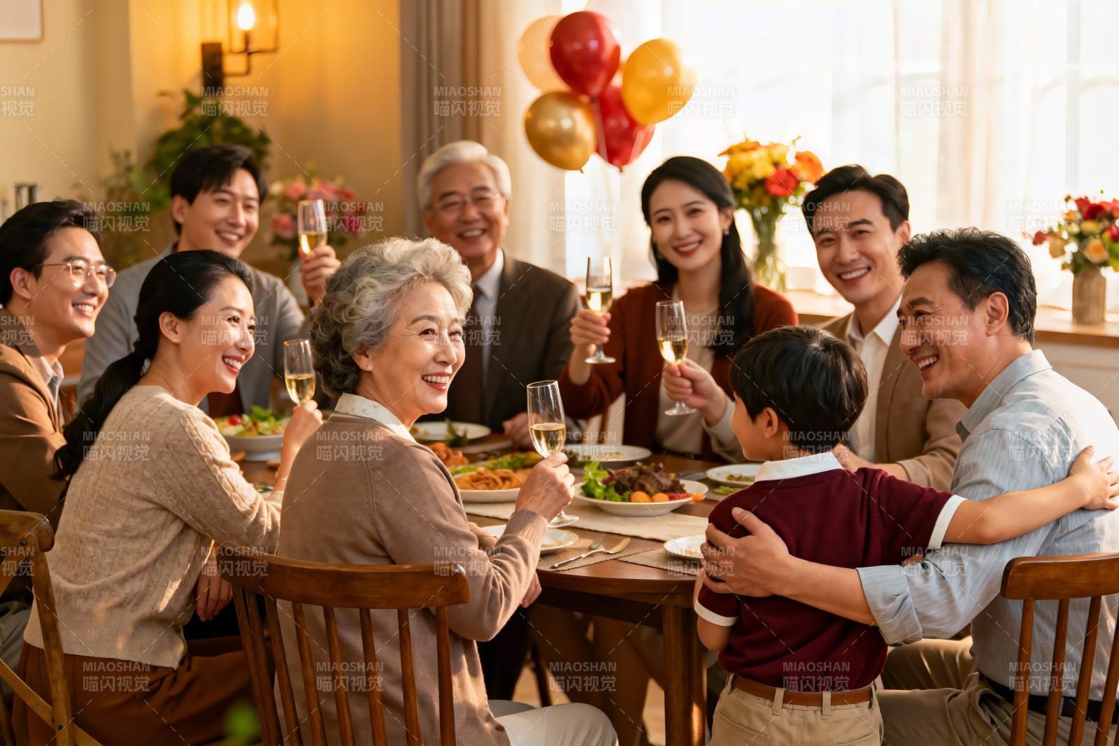 家庭聚餐欢庆时刻图片