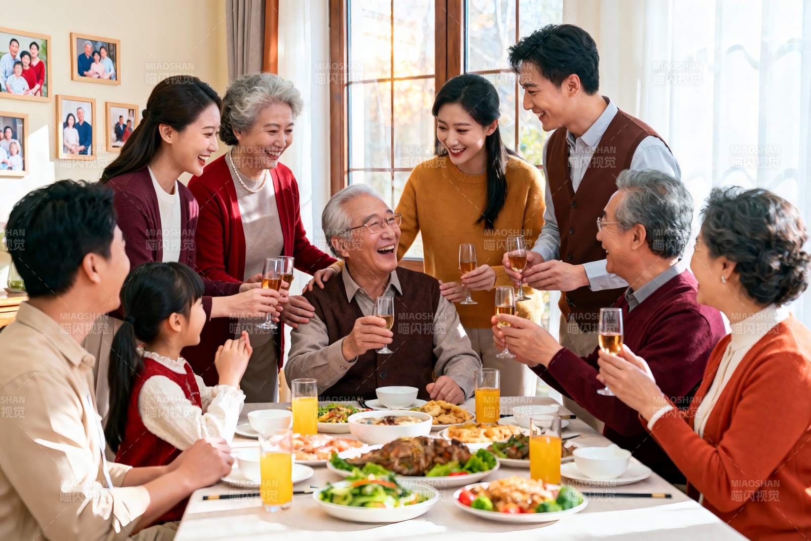 多代同堂家庭聚餐其乐融融图片